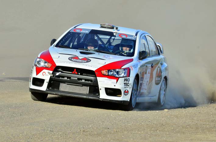 Tim Svanholt og Carina Møller i Mitsubishi Lancer Evo X - i støvsky